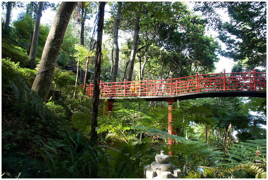 Rote Brücke im Park