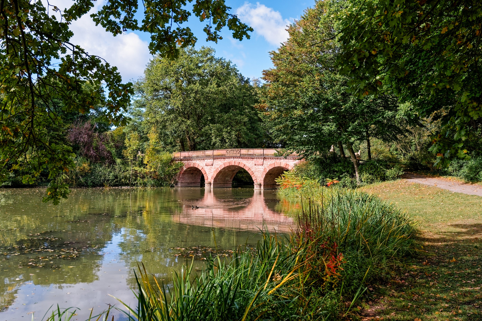 Rote Brücke im Park Schönbrunn