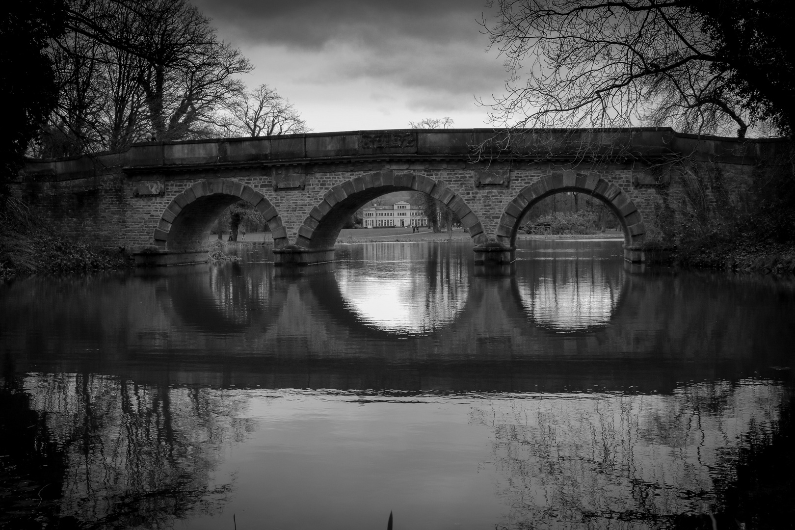 Rote Brücke im Schönbusch