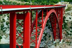 rote Brücke mit Postauto