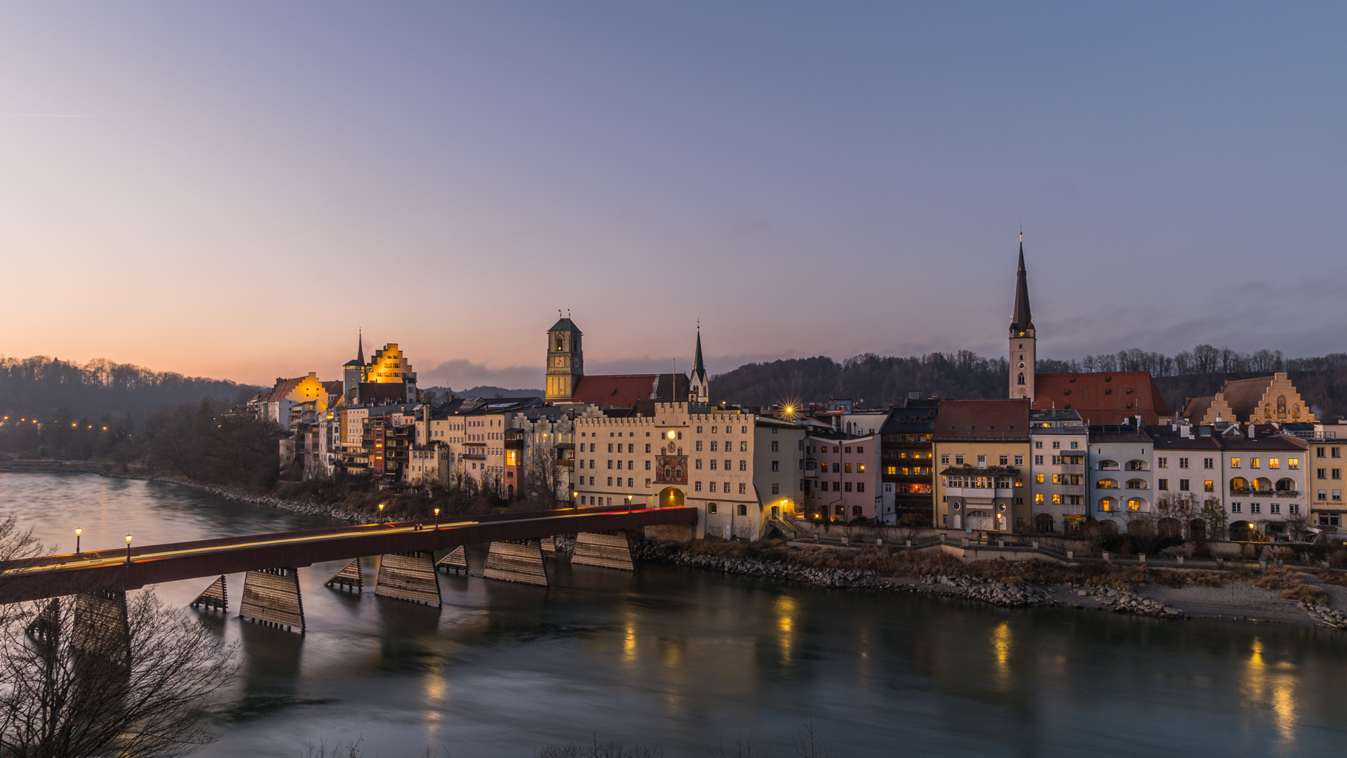 Rote Brücke über grünem Inn zur blauen Stunde