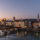 Rote Brücke über grünem Inn zur blauen Stunde