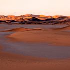 Rote Dünen an einem ausgetrockneten See