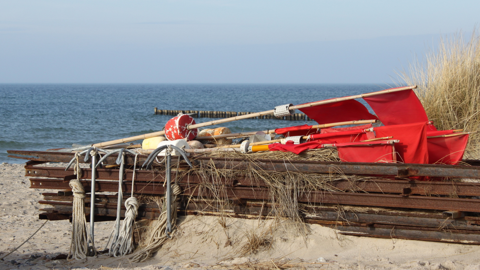 Rote Fahnen am Fischerstrand