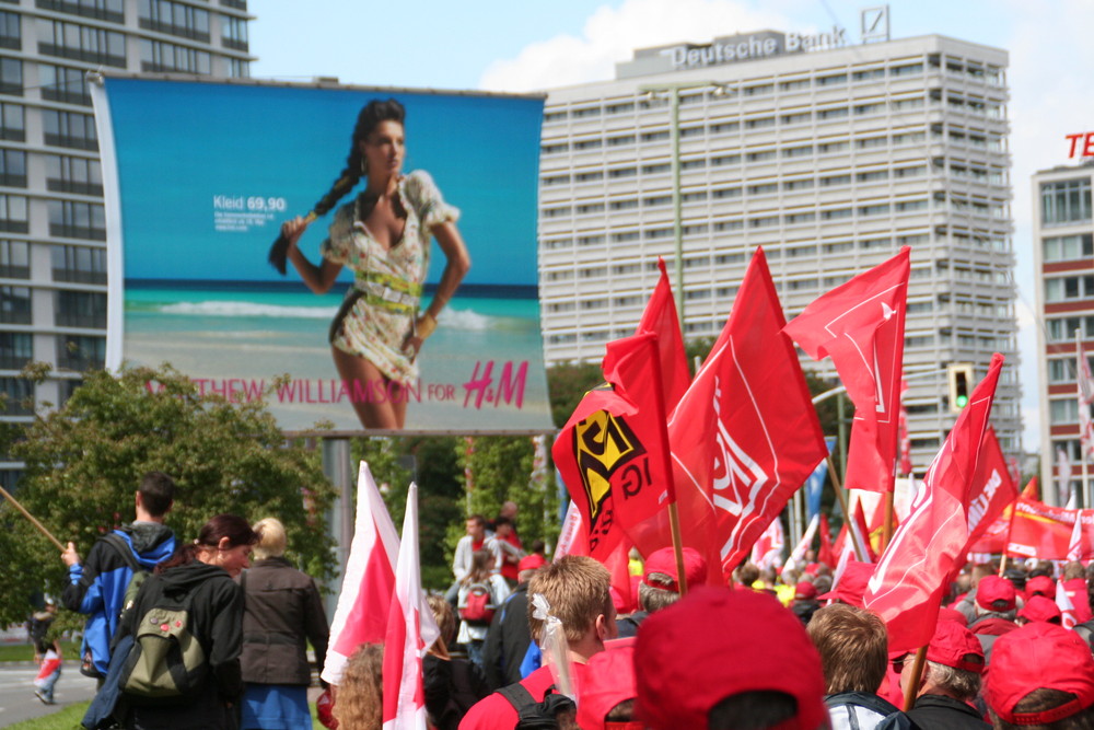 Rote Fahnen - Deutsche Bank - Berlin 2009- buntes Strandkleid