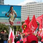 Rote Fahnen - Deutsche Bank - Berlin 2009- buntes Strandkleid