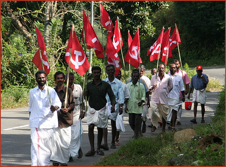 ROTE FAHNEN SIEHT MAN BESSER ... in Indien