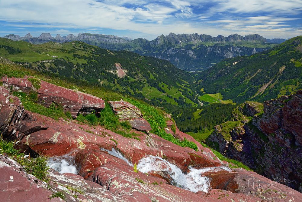 Rote Felsen in der Schweiz