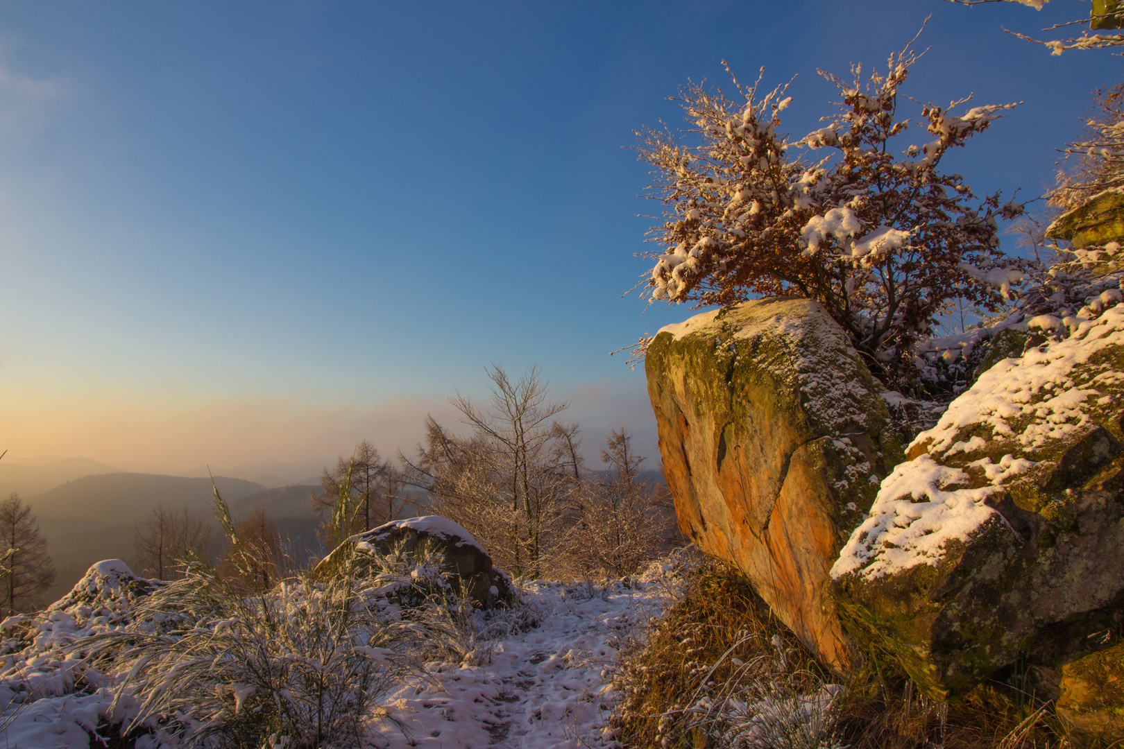 Rote Felsen, weißer Schnee