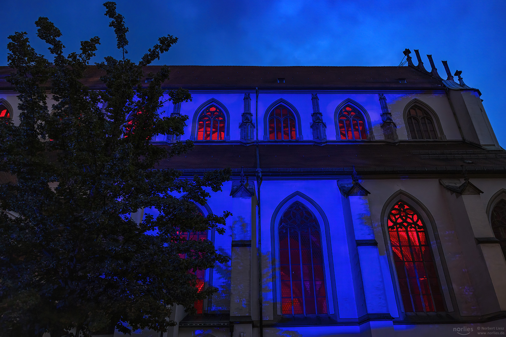 Rote Fenster an der Ulrichsbasilika