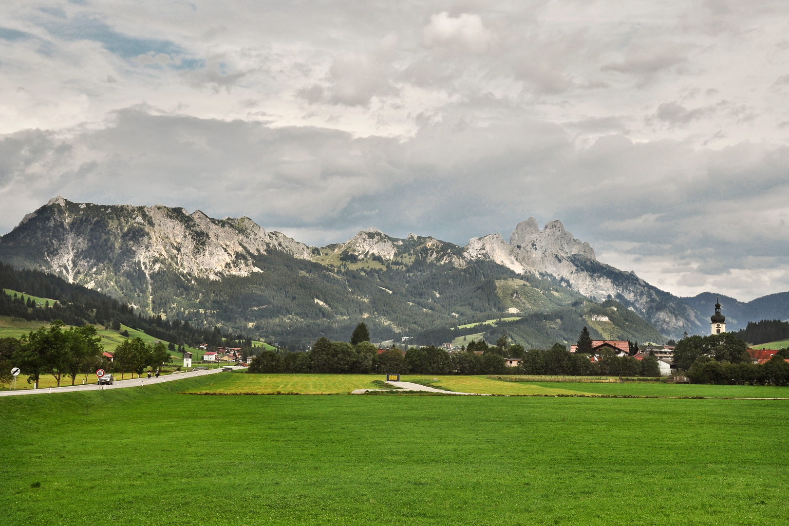 "Rote Flüh" vor grüner Wiese