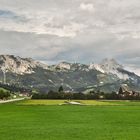 "Rote Flüh" vor grüner Wiese