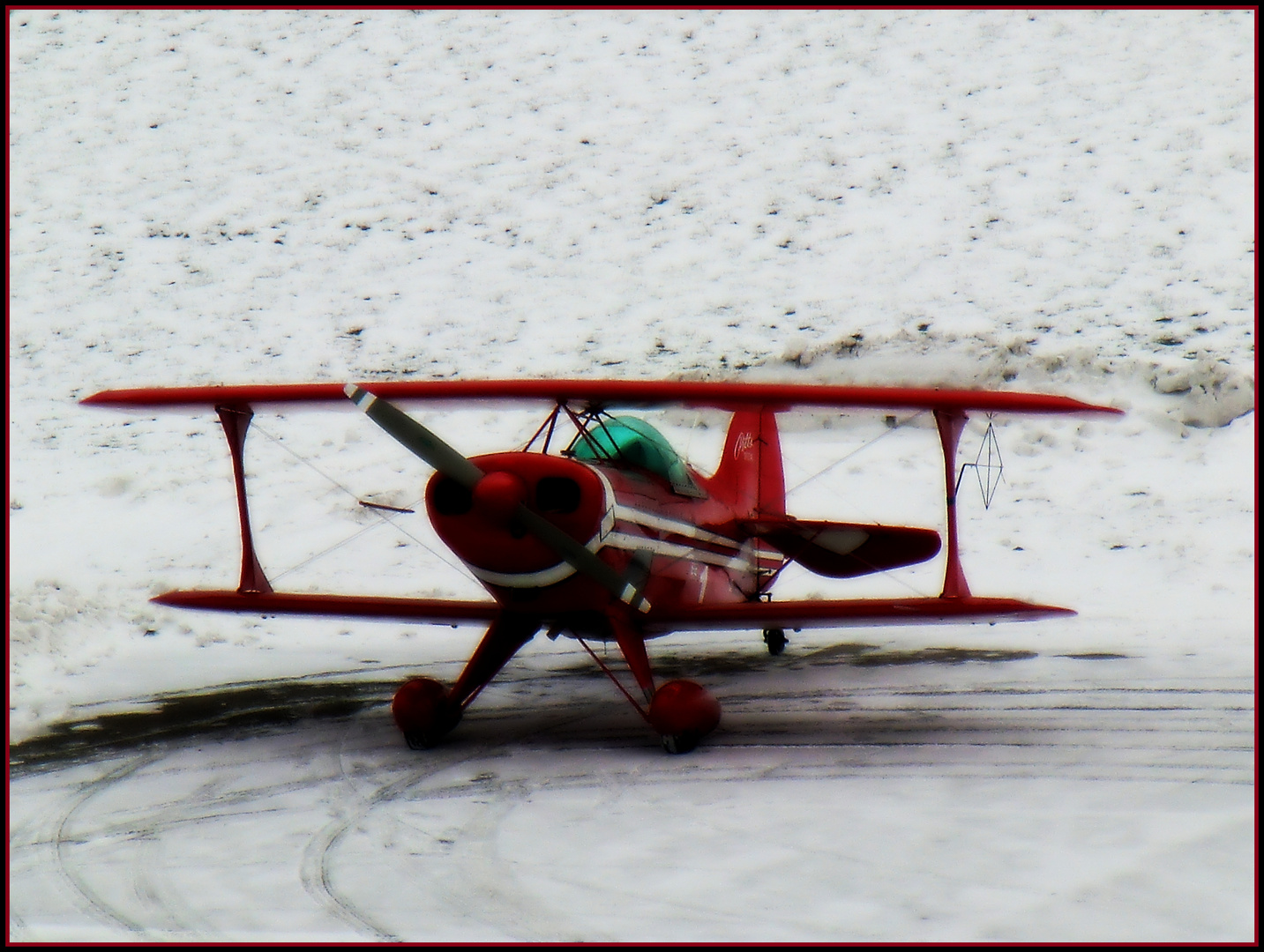 Rote Flugzeuge findet man auch im Schnee wieder!