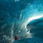 rote Frau in der Eishöhle am Vatnajökull