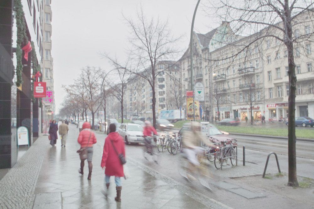 Rote Frauen vor der Sparkasse