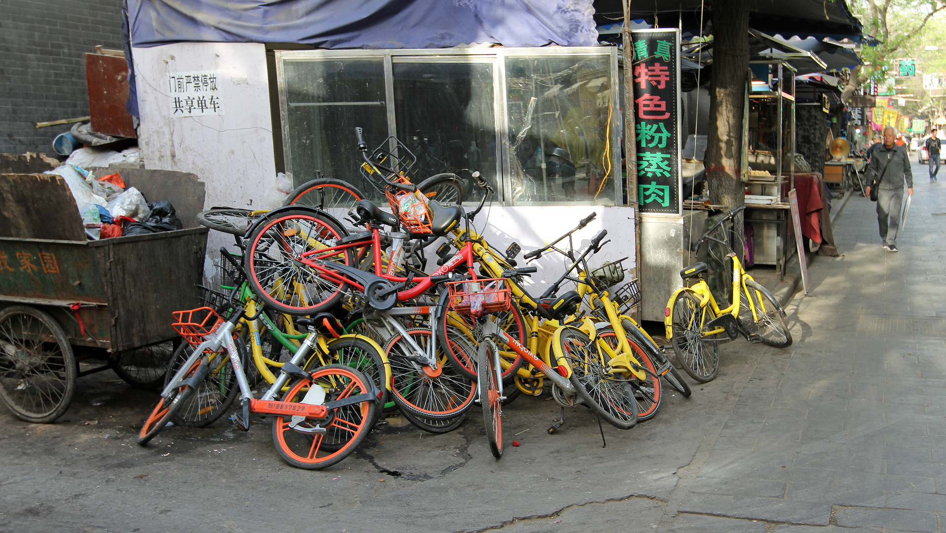 Rote, gelbe und andersfarbige aussortierte Fahrräder
