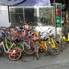 Rote, gelbe und andersfarbige aussortierte Fahrräder