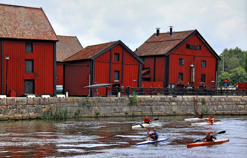 Rote Häuser am Fluss