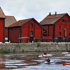 Rote Häuser am Fluss