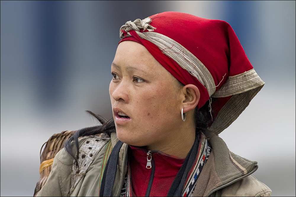 Rote Hmong Frau