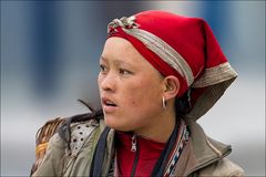 Rote Hmong Frau