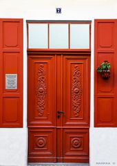 Rote Holztür mit Fensterläden