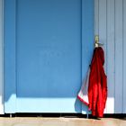 Rote Jacke an blauer Tür 