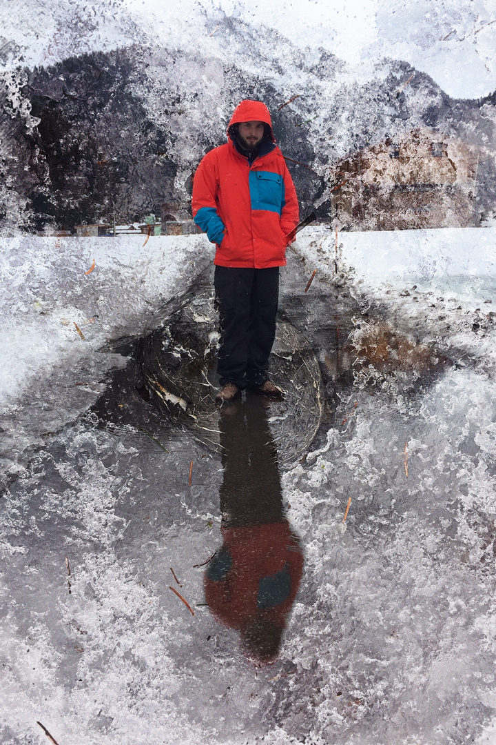 Rote Kapuze in weißem Schnee