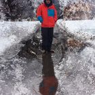 Rote Kapuze in weißem Schnee