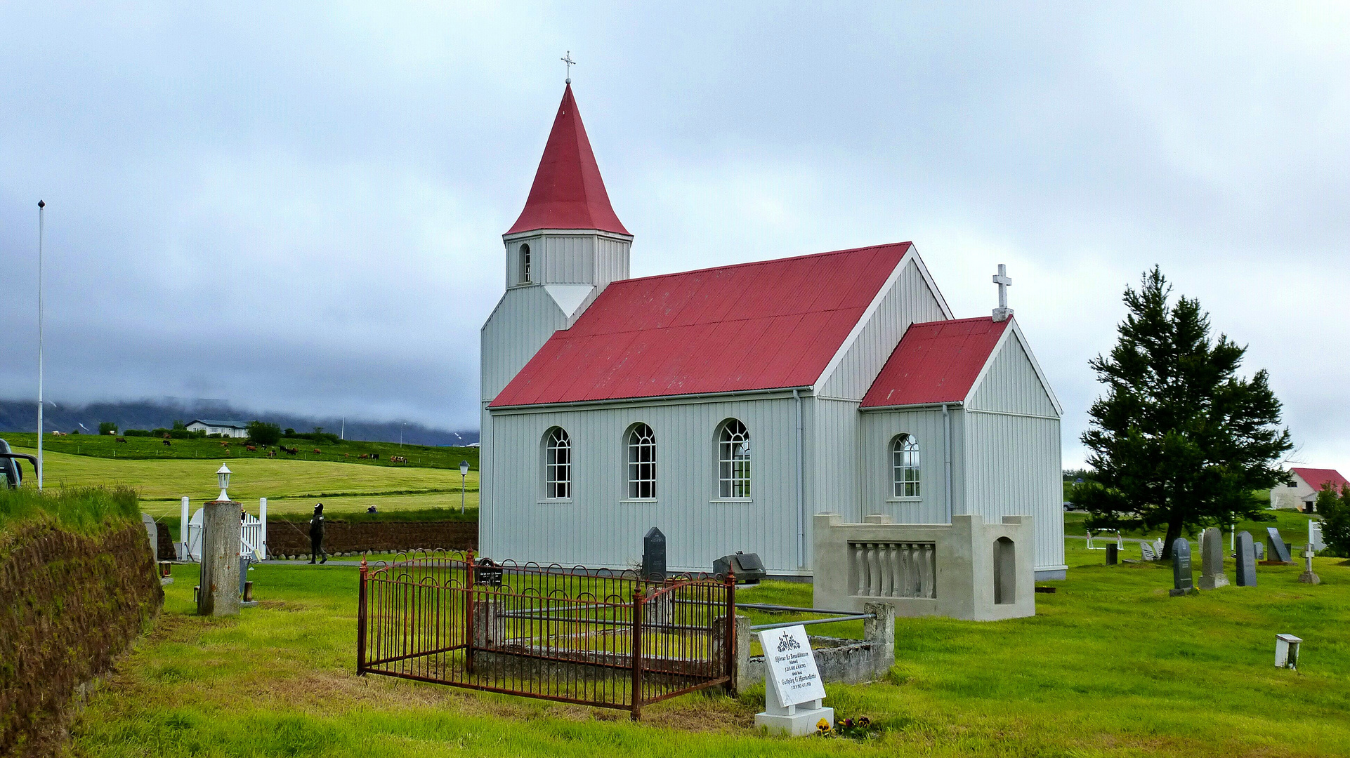 Rote Kirche im Dorf Glaumbær