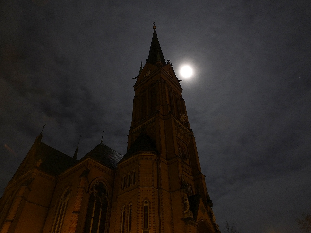 Rote Kirche im Mondschein