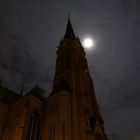 Rote Kirche im Mondschein