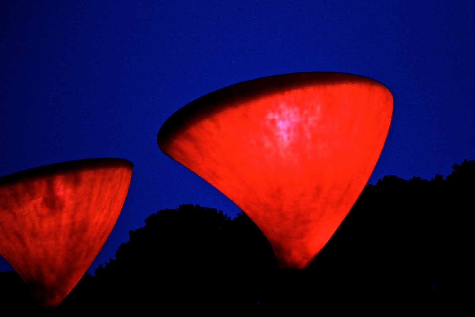 rote Lampen bei Nacht
