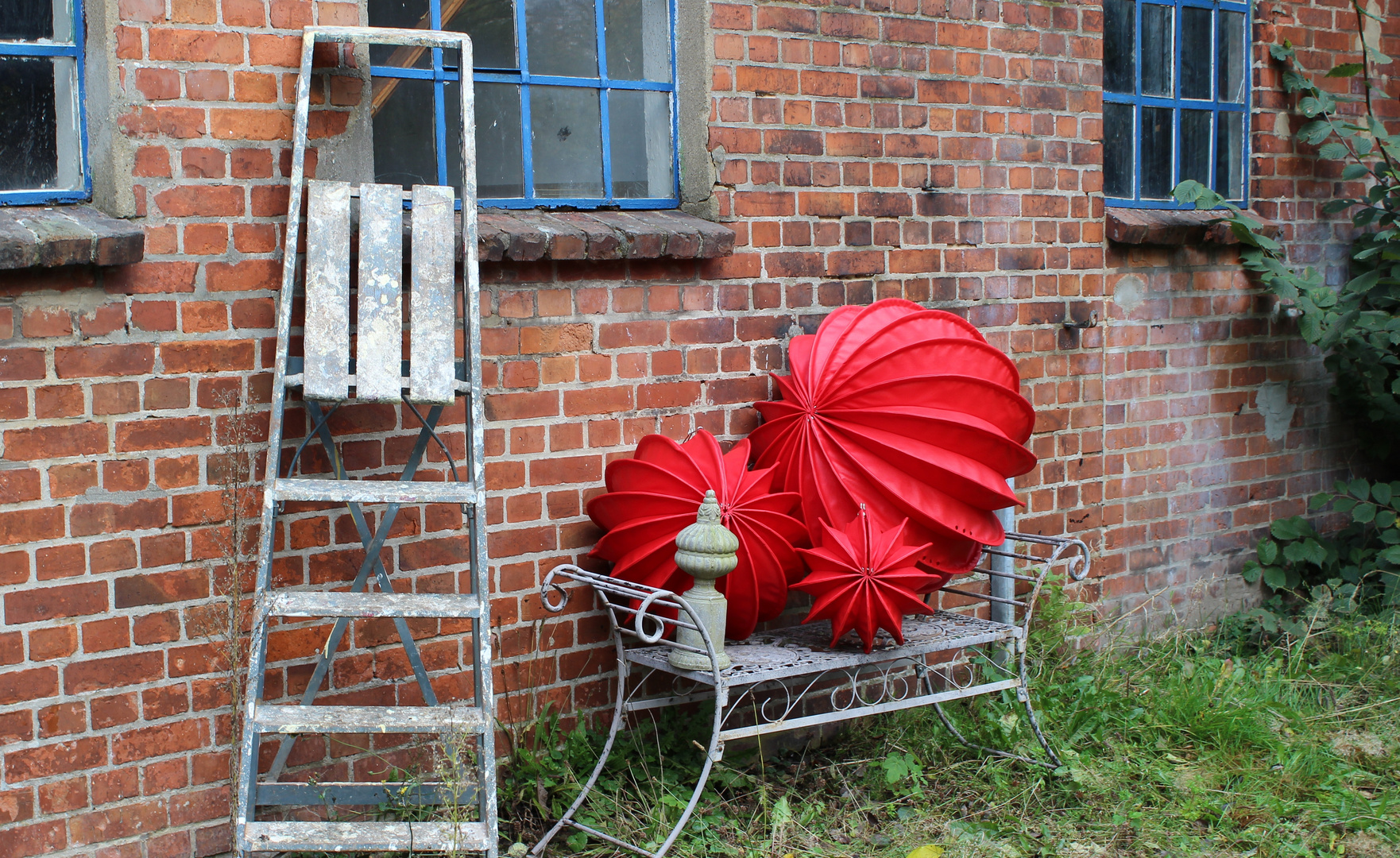 Rote Lampions auf einer Bank