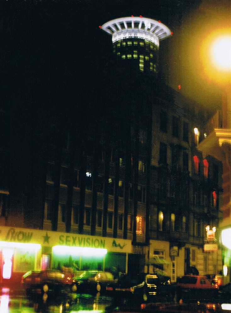 Rote Lichter über dem Rotlichtviertel