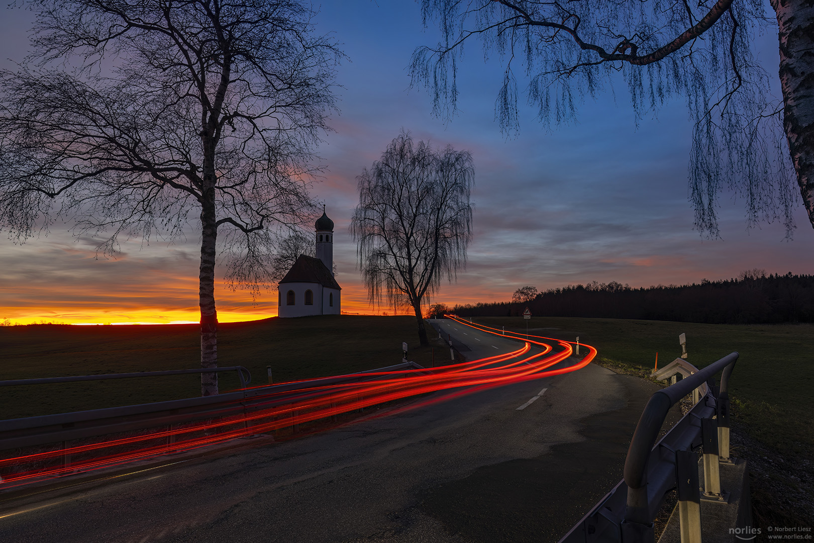 Rote Lichtspuren an der Kapelle