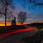 Rote Lichtspuren an der Kapelle