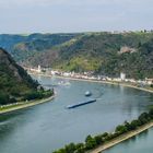 Rote Lok in grüner Flußlandschaft