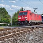 Rote Lok und blaue Wagen