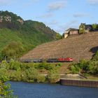 Rote Lok und blauer Zug an der Saar