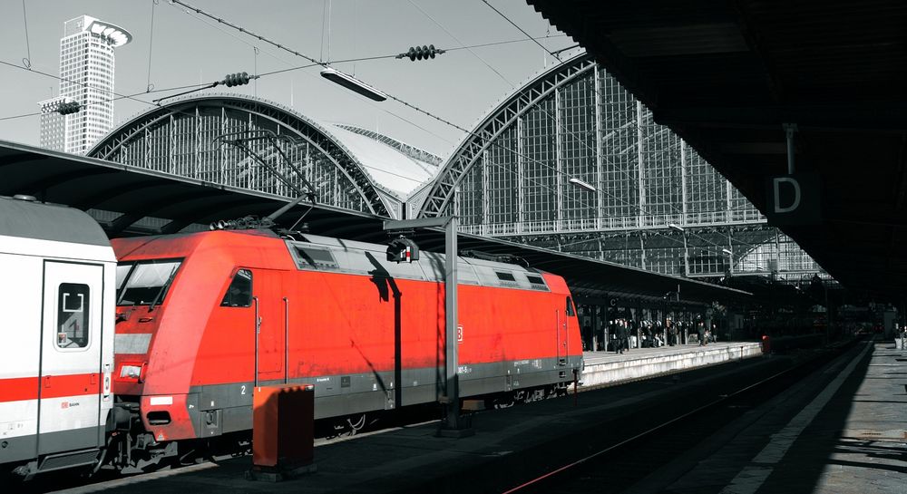 rote Lok vor Frankfurt Hbf