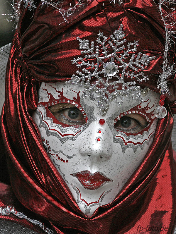 Rote Maske