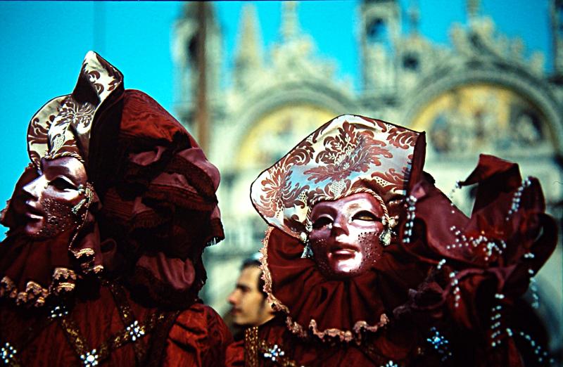 Rote Masken auf der Piazza San Marco