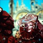 Rote Masken auf der Piazza San Marco