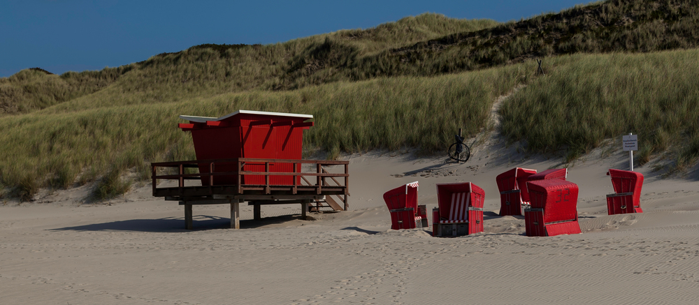 Rote Minderheit am Strand