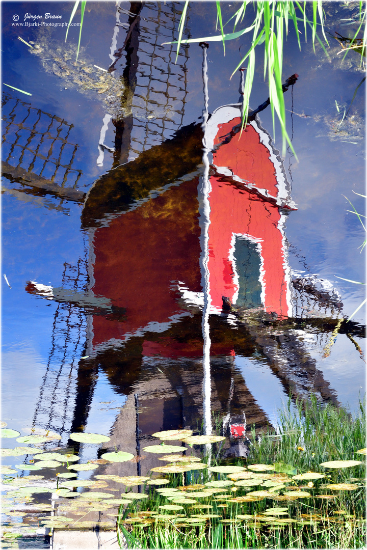 rote Mühle im Teich
