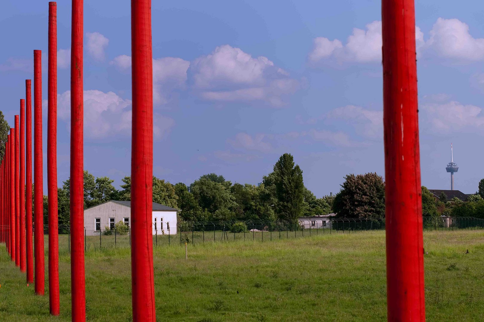 Rote Pfähle in Köln