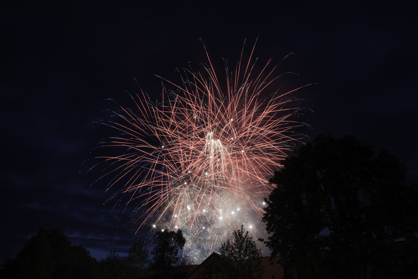 Rote Raketen erhellen die Nacht