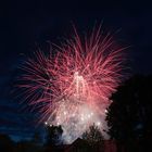 Rote Raketen erhellen die Nacht