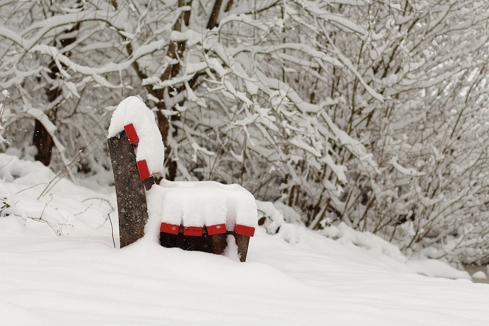 rote Rechtecke im Schnee